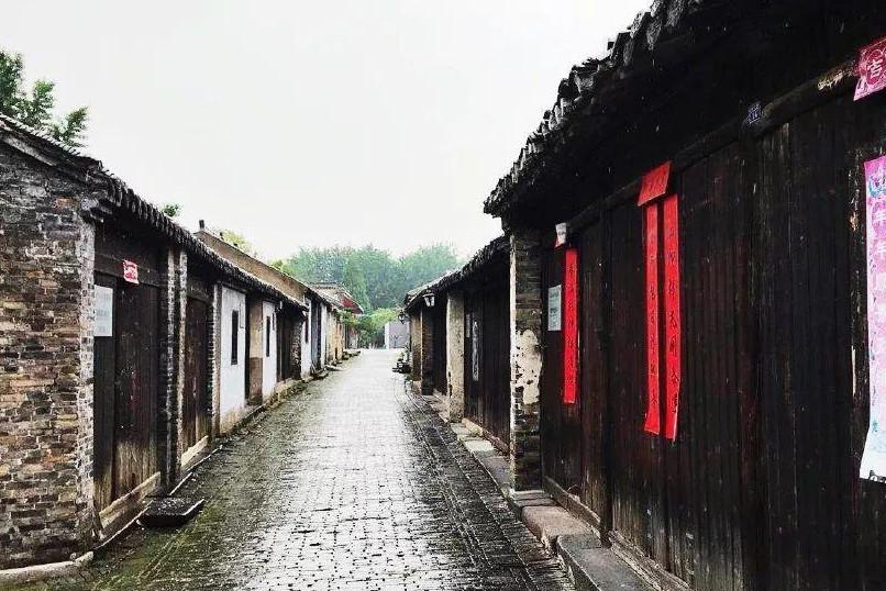2摊贩疑因价格吵架，当街互扔草莓散落一地，路人：扔了10几分钟
